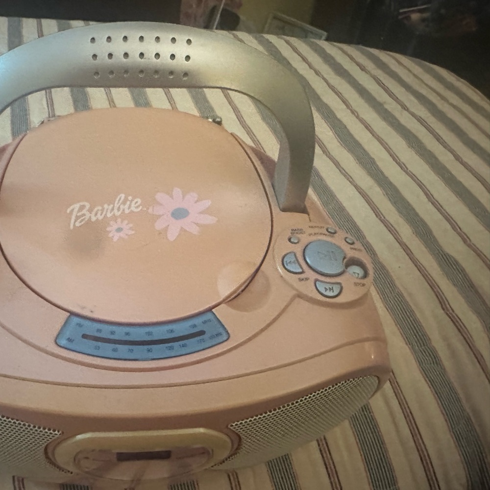 2002 Barbie BE-494 radio/cd player with battery option and power cord